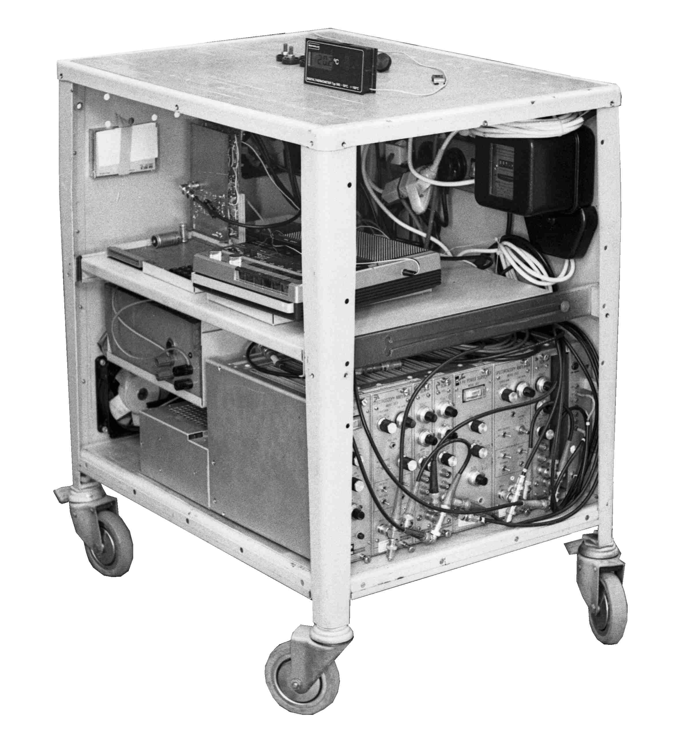 Der Laborwagen mit den Komponenten zum Betrieb der Sensoren und der Elektronik zur Datenaufbereitung und Datenspeicherung auf Magnetband-Cassette