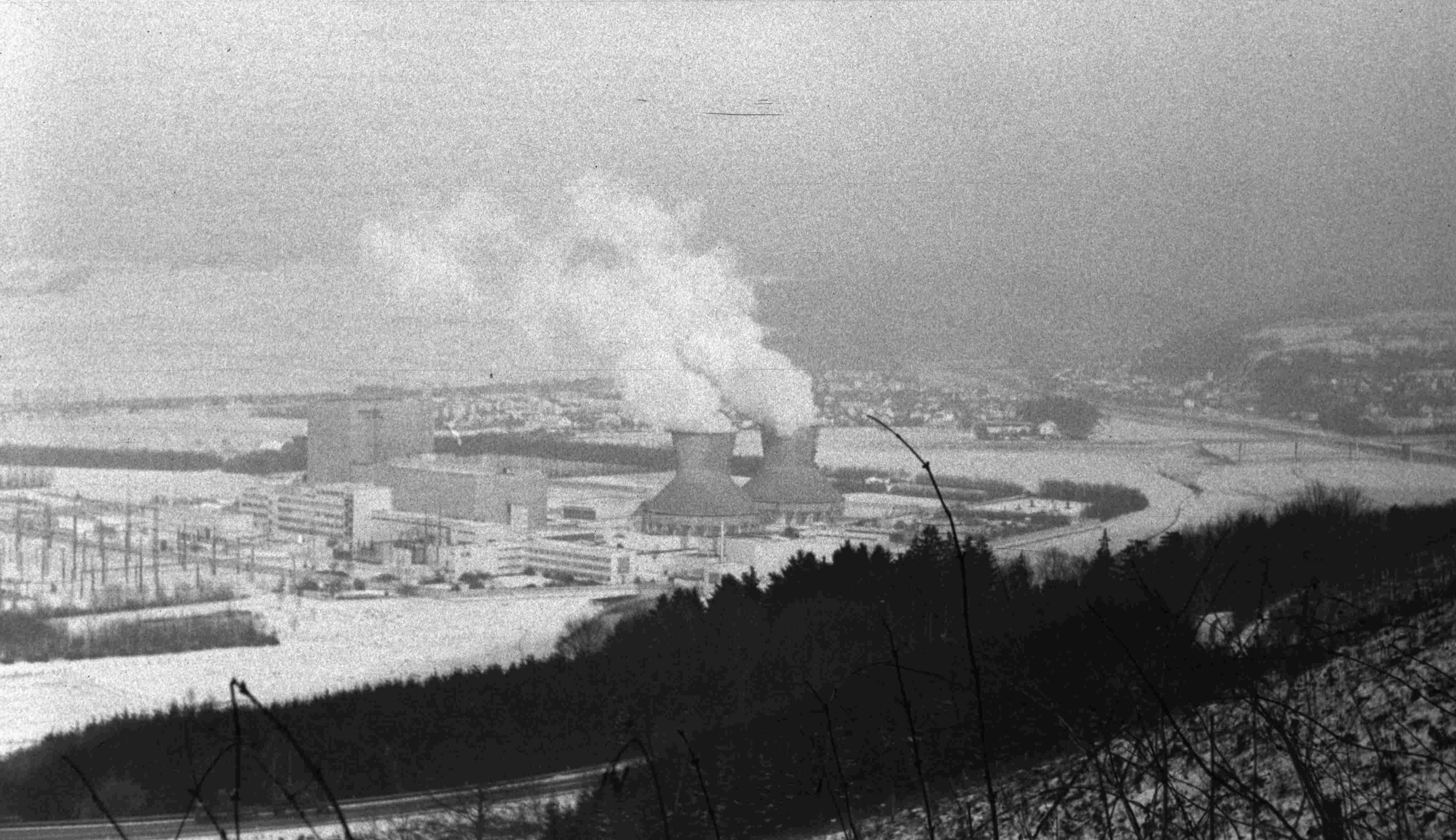 Blick auf das damalige Atomkraftwerk Würgassen vom Höhenzug auf der gegenüberliegenden Weserseite